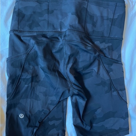 lululemon Womens Camo Black 8” size 6 Bike Shorts with pockets - Picture 1 of 6